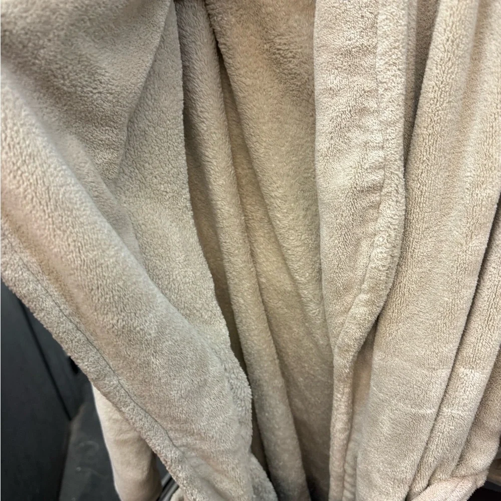 Brookstone Cream Robe - Picture 2 of 12